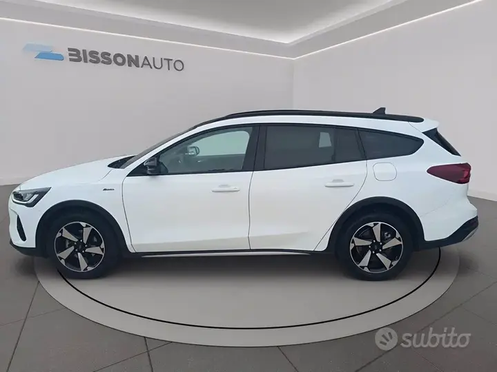 Ford Focus 2023 photo 2