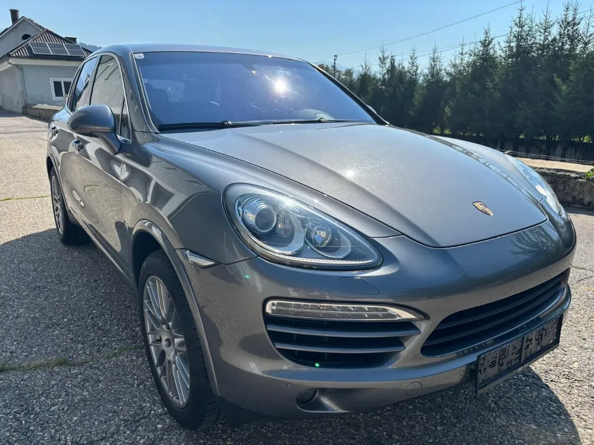 Porsche Cayenne 2012 photo 2