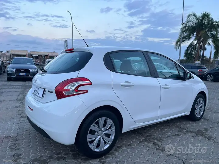 Peugeot 208 2014 photo 4