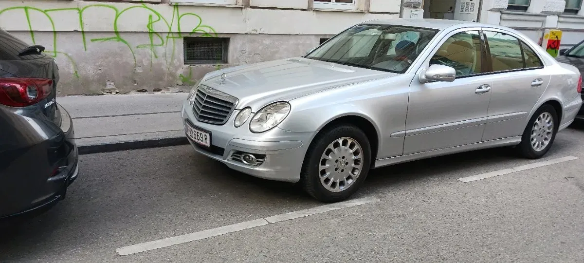 Mercedes-Benz E-Class 2006 photo 2