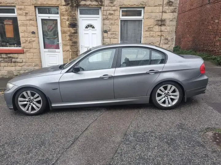 BMW 3 Series 2009 photo 2