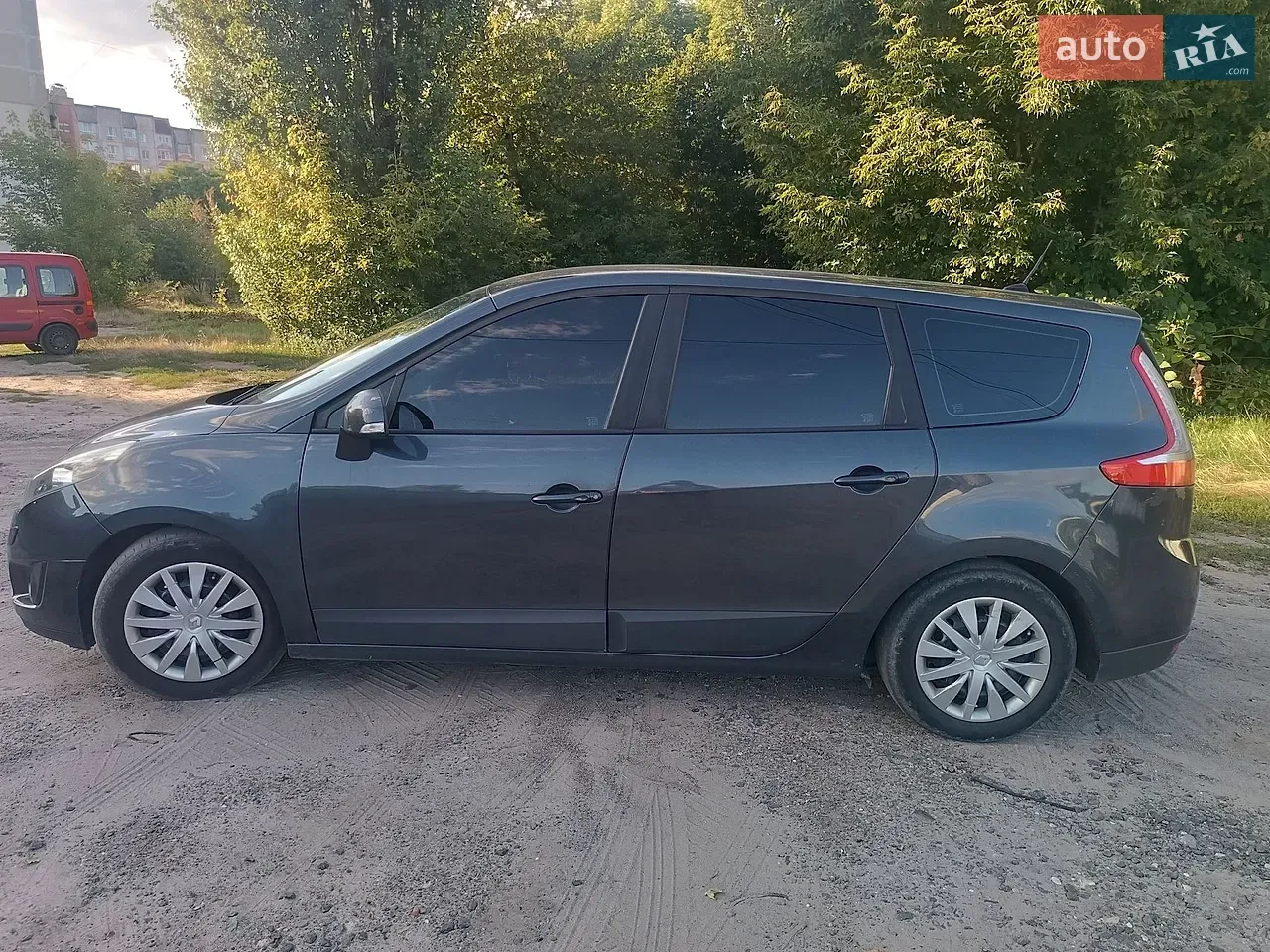 Renault Grand Scenic 2010 photo 2