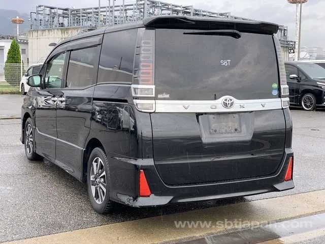 Toyota Voxy Zs 2018 photo 3