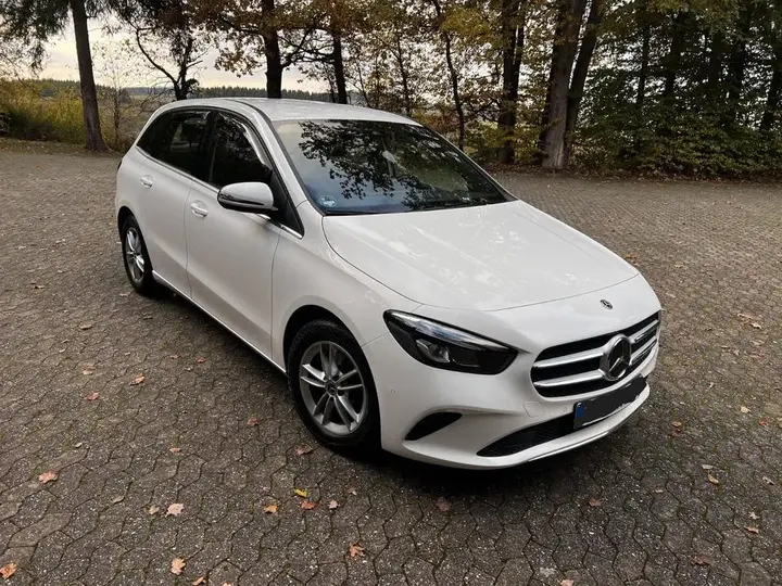 Mercedes-Benz B 180