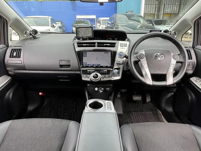Toyota Prius Alpha 2019 photo 5