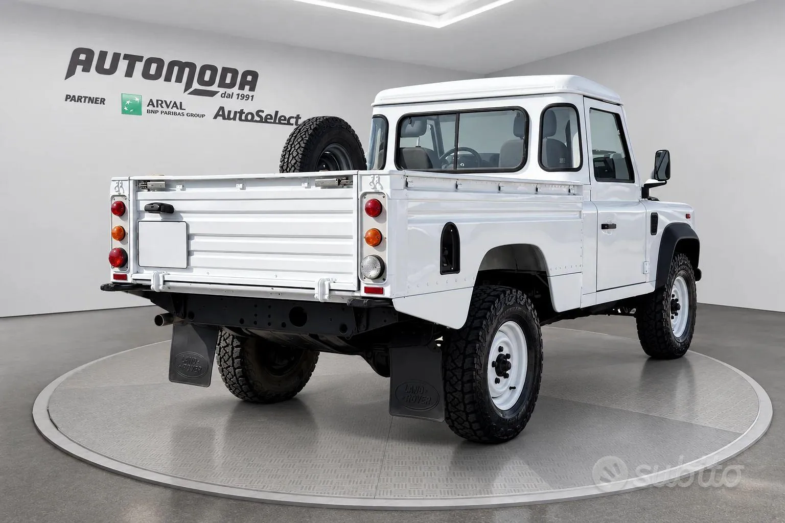 Land Rover Defender 2012 photo 4