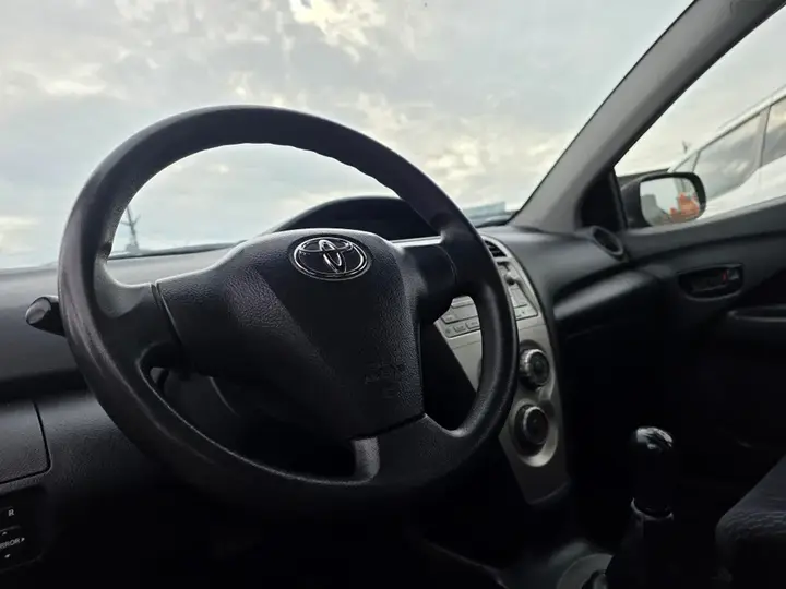 Toyota Yaris 2010 photo 3