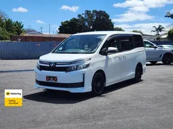 Toyota Voxy 2014 photo 4