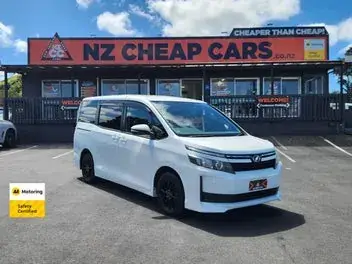 Toyota Voxy 2014 photo 2