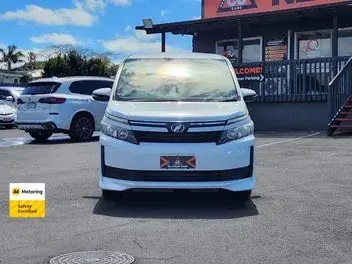 Toyota Voxy 2014 photo 3