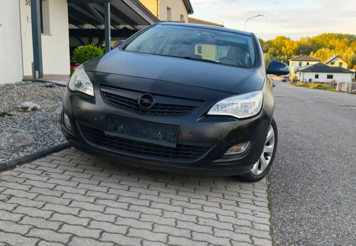 Opel Astra 2012 photo 2