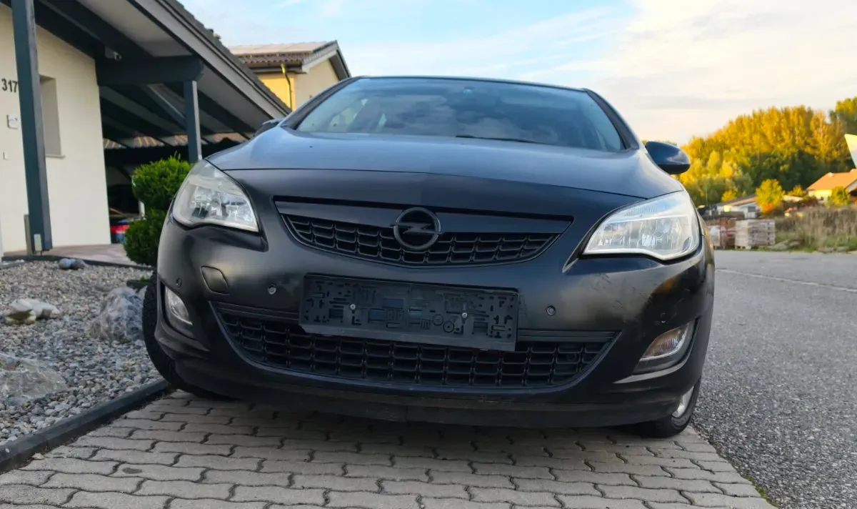 Opel Astra 2012 photo 3