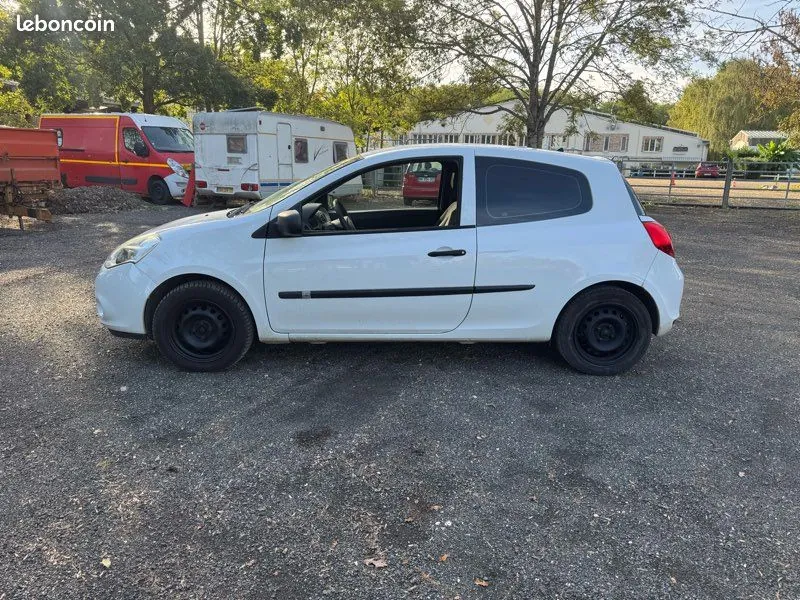 Renault Clio 2013 photo 2