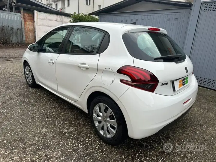 Peugeot 208 2019 photo 2