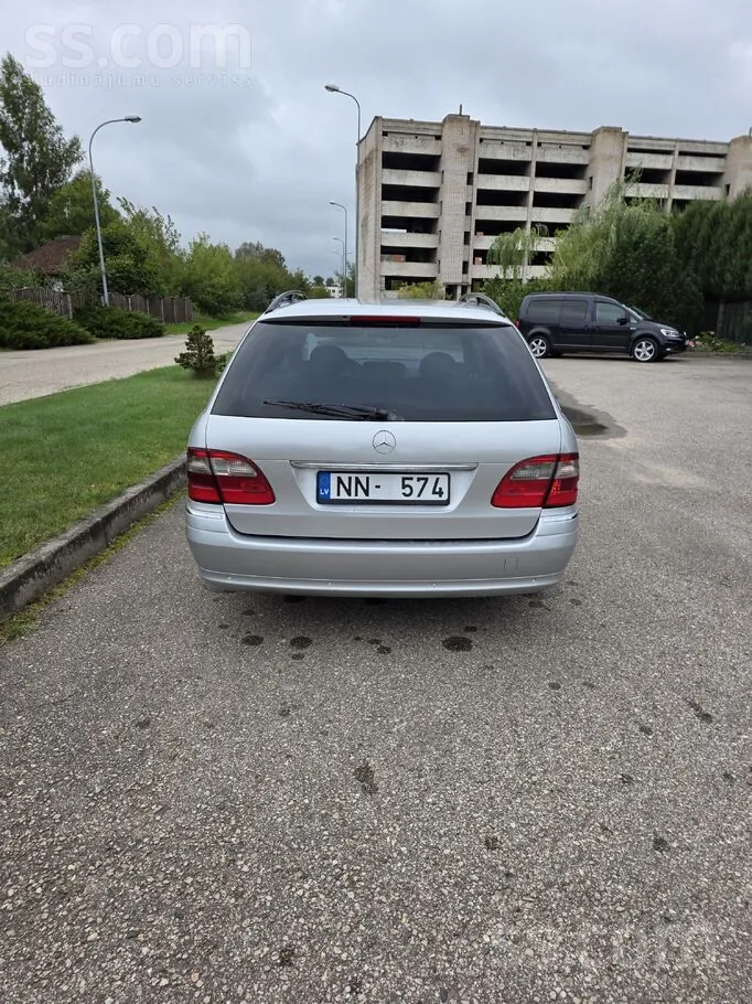 Mercedes-Benz E220 2003 photo 4