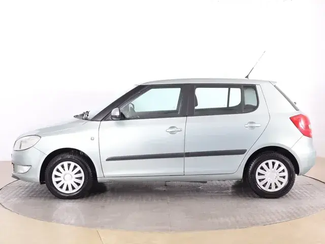 Skoda Fabia 2011 photo 2