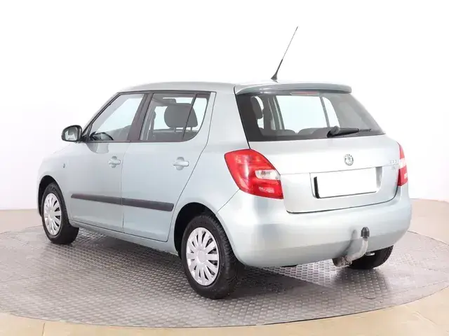 Skoda Fabia 2011 photo 3