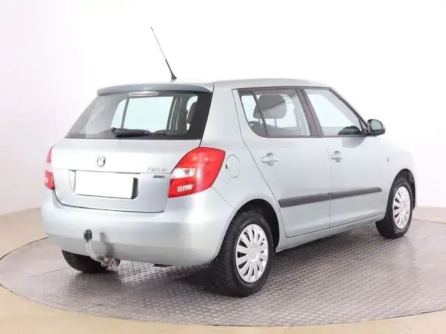 Skoda Fabia 2011 photo 4