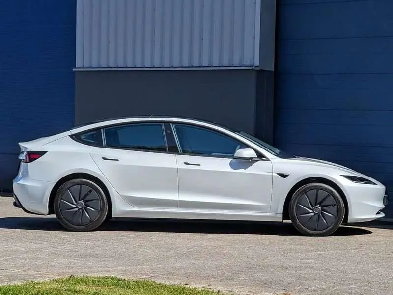 Tesla Model 3 2026 photo 4