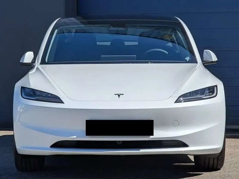 Tesla Model 3 2026 photo 3