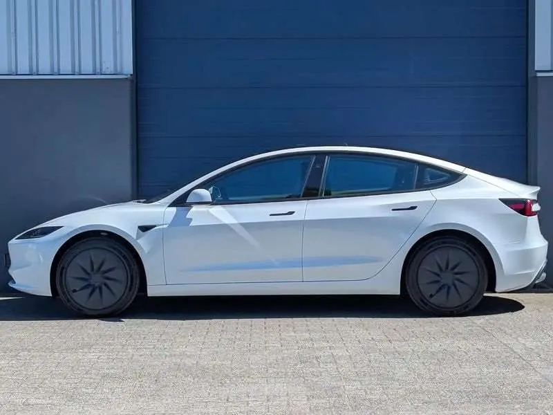 Tesla Model 3 2026 photo 5