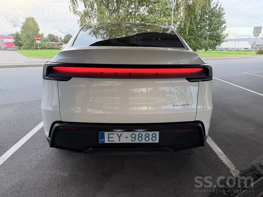 Tesla Model Y 2025 photo 5