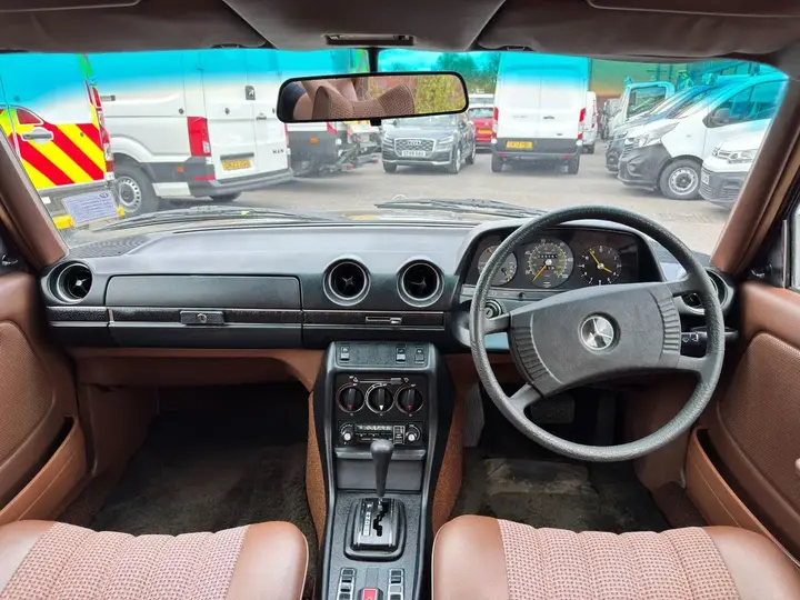 Mercedes-Benz 230 1978 photo 2