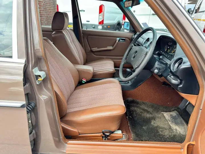 Mercedes-Benz 230 1978 photo 3