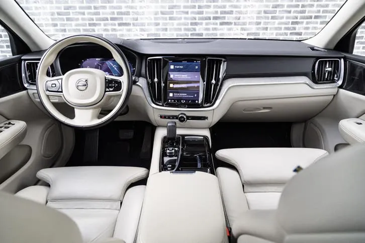 Volvo V60 2023 photo 2