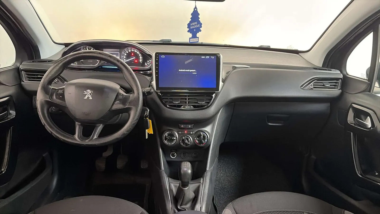 Peugeot 208 2012 photo 3