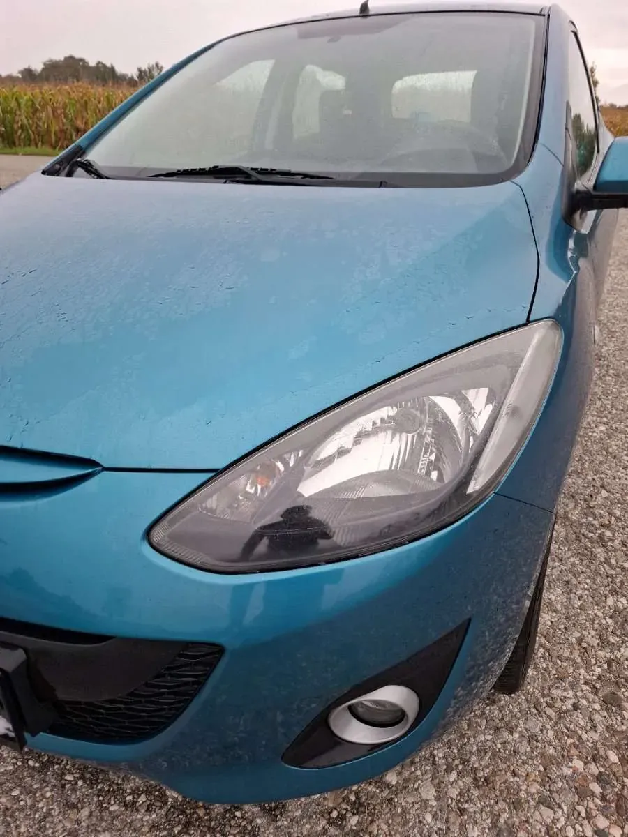 Mazda Mazda2 2011 photo 2