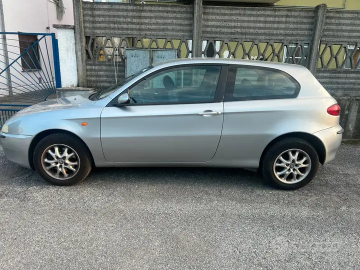 Alfa Romeo 147 2001 photo 2