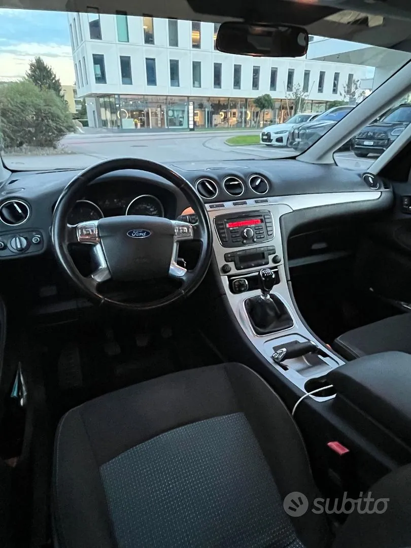 Ford Galaxy 2011 photo 4