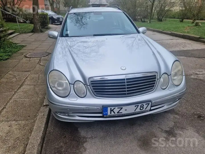 Mercedes-Benz E320 2005 photo 3