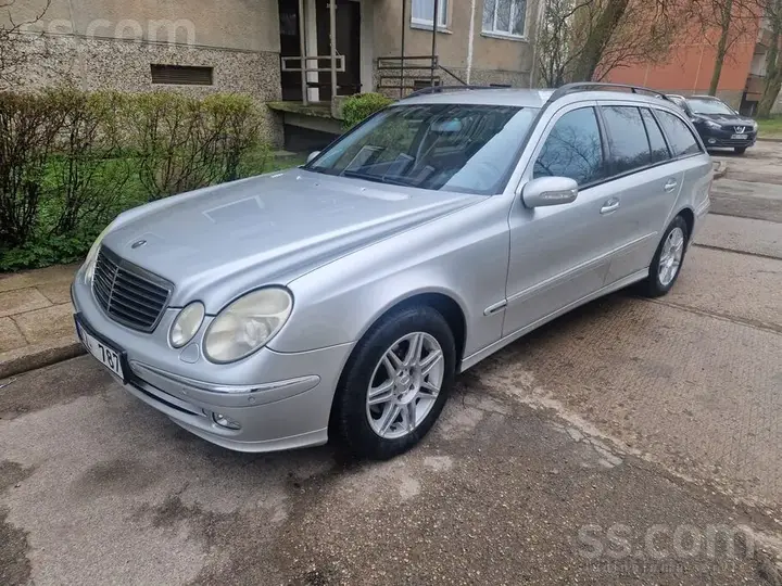 Mercedes-Benz E320 2005 photo 2