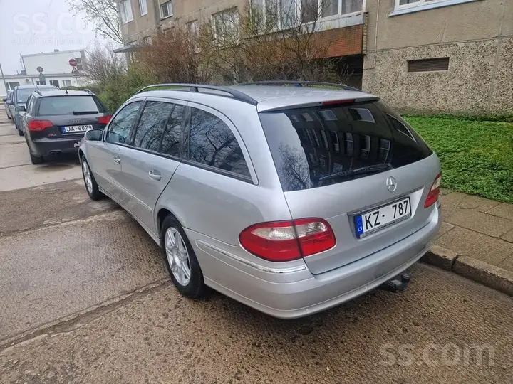 Mercedes-Benz E320 2005 photo 4