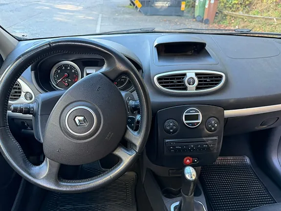 Renault Clio 2010 photo 5