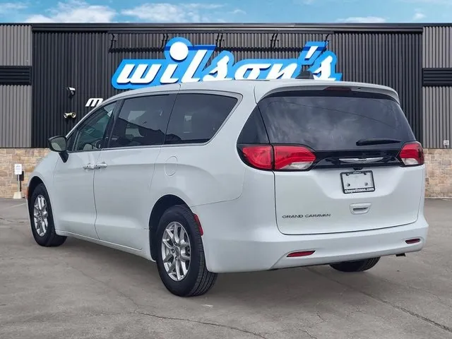 Chrysler Grand Caravan 2024 photo 3