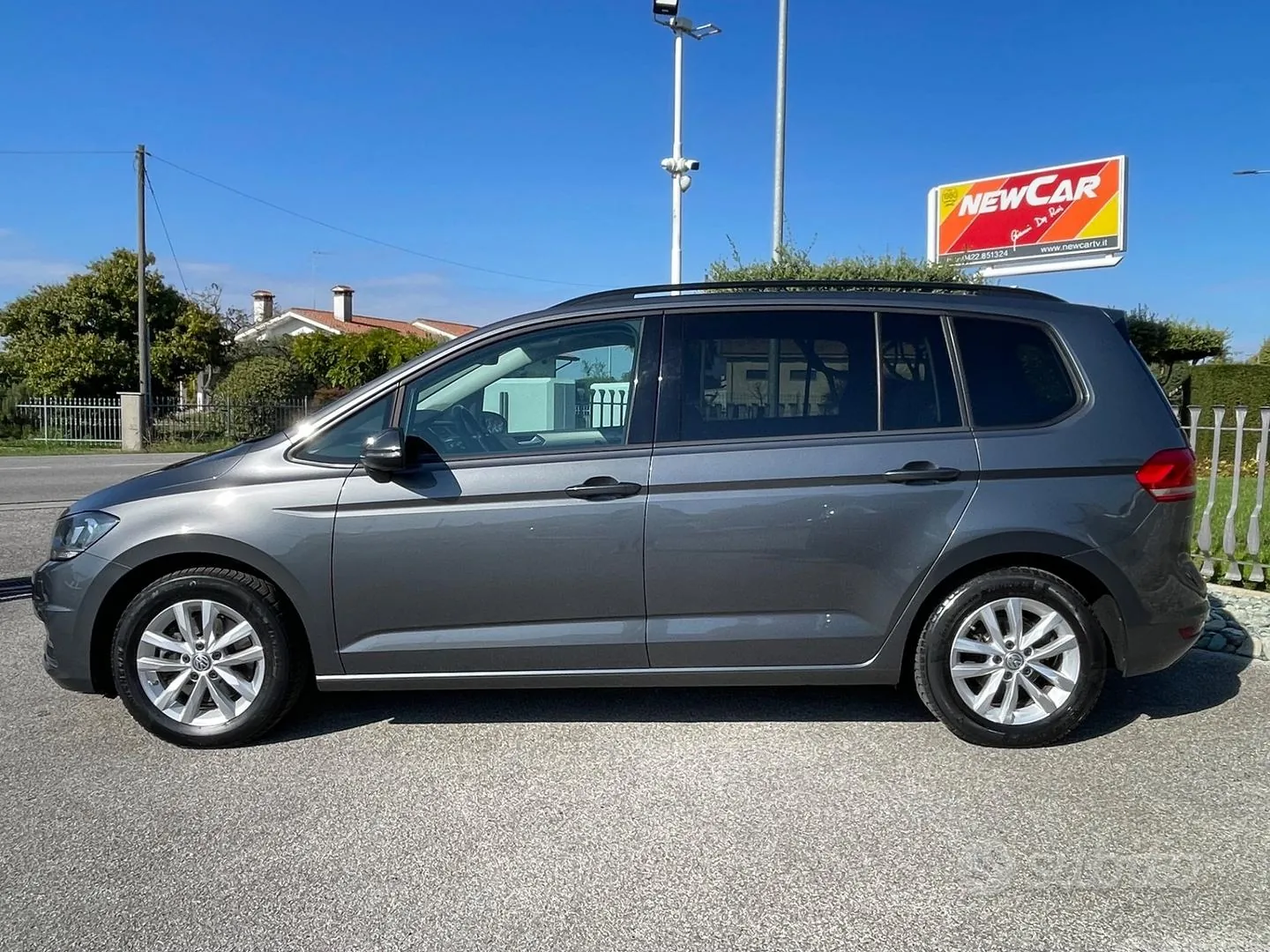 Volkswagen Touran 2017 photo 2