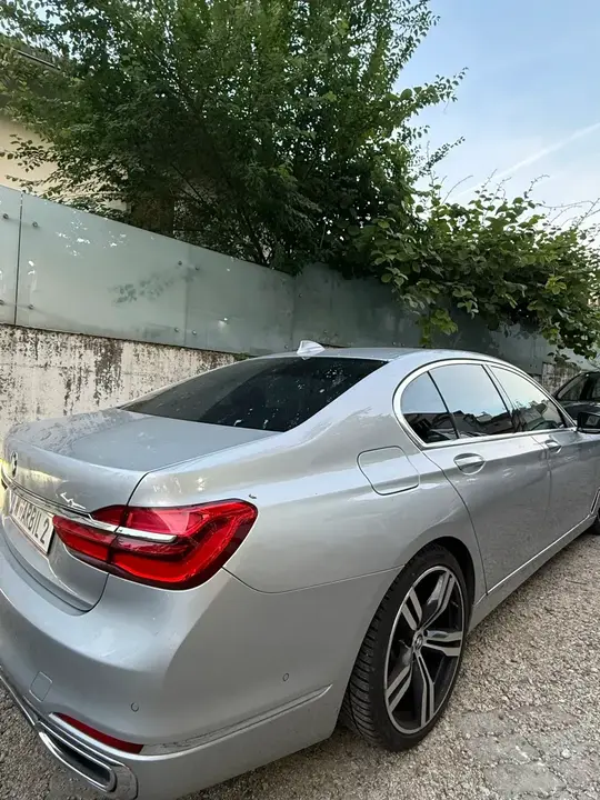 BMW 7 Series 2018 photo 2