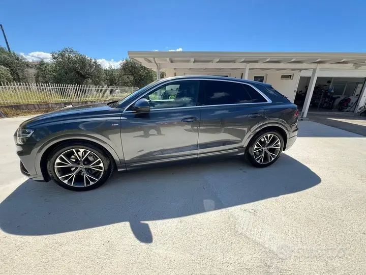 Audi Q8 2022 photo 2