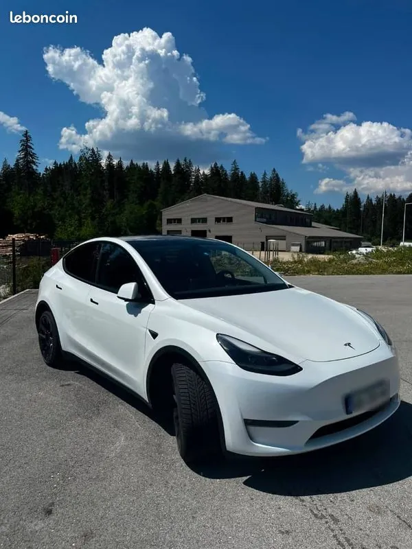 Tesla Model Y 2023 photo 2