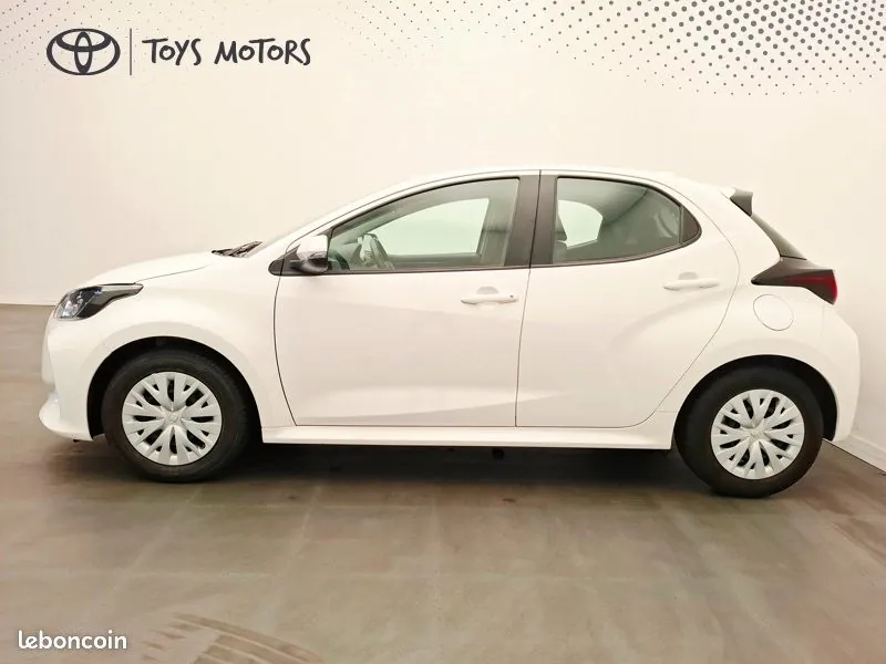 Toyota Yaris 2023 photo 2