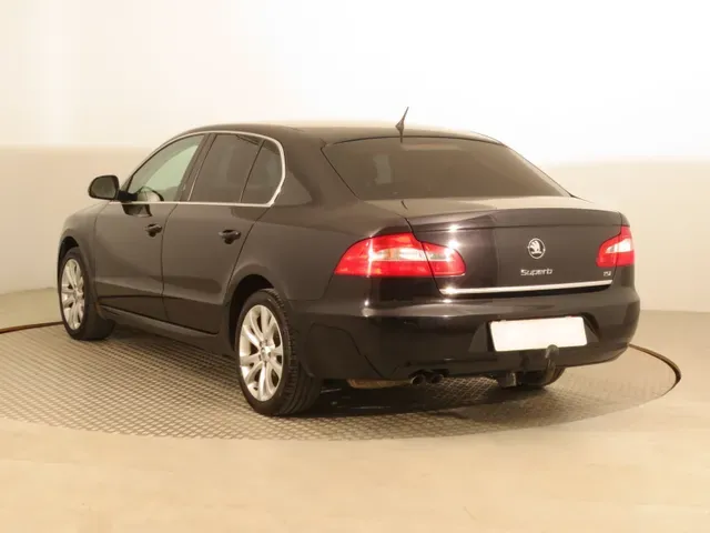 Skoda Superb 2009 photo 3