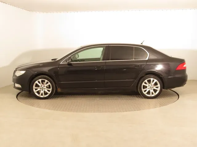 Skoda Superb 2009 photo 2