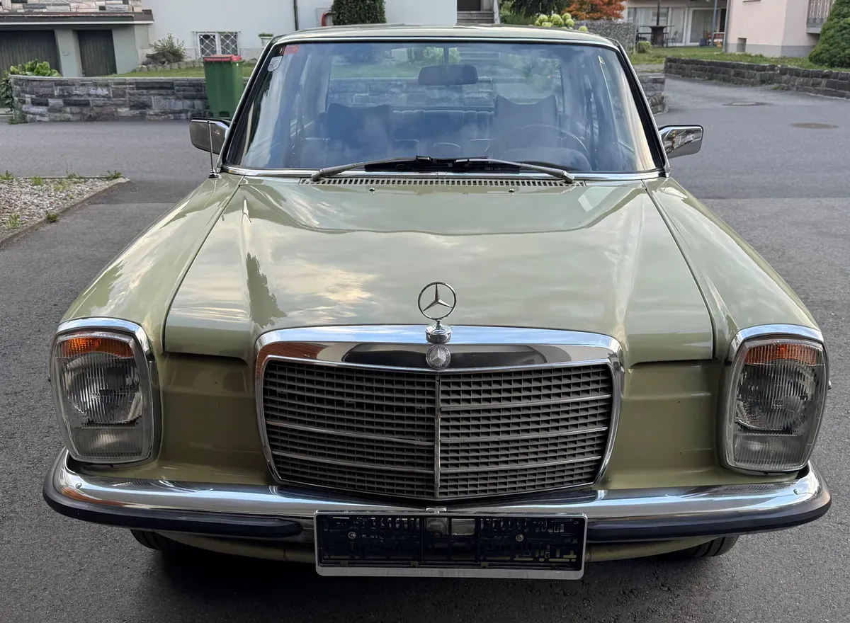 Mercedes-Benz 240 D 1975 photo 2