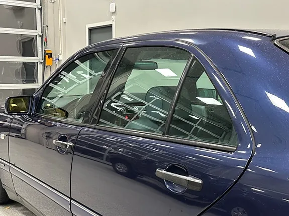 Mercedes-Benz E200 1998 photo 5