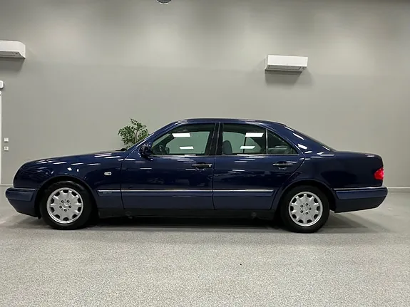 Mercedes-Benz E200 1998 photo 2