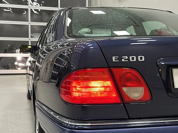 Mercedes-Benz E200 1998 photo 4