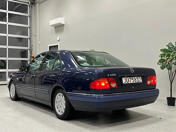 Mercedes-Benz E200 1998 photo 3